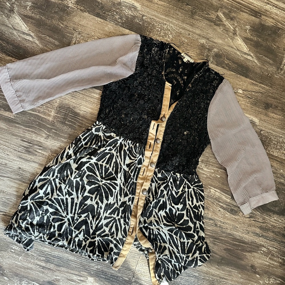 Gimmicks by BKE Black Lace Top